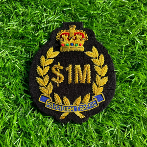 Badge personnalisé en fil d'or, couronne brodée à la main, badge de récompense pour les réalisations - Product Image 2
