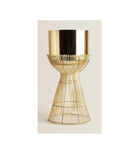 Ensemble de 2 jardinières dorées avec support en bois, pot en métal thermolaqué, style moderne du milieu du siècle, durable, écologique, pot à fleurs, décoration de jardin - Product Image 4