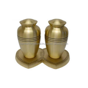 Urnas de cremación de compañero de latón clásico con diseño de revestimiento y urnas de cremación de compañero funerario de metal con acabado dorado - Product Image 1