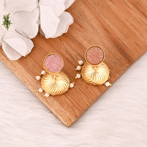 Boucles d'oreilles en laiton plaqué or faites à la main avec chalcédoine rose et perles, bijoux fantaisie pour femmes - Product Image 3