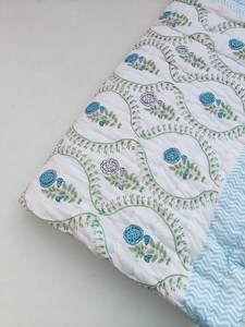 Couette d'hiver réversible en coton biologique de luxe à imprimé floral, faite à la main, garnissage en coton doux, taille King, couverture matelassée - Product Image 5
