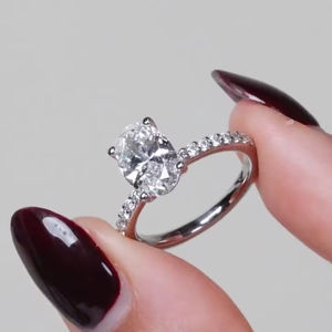 Anillo de Compromiso de Diamante Cultivado en Laboratorio de Corte Brillante Ovalado de Lujo de 3.00 Ct, Banda de Oro Sólido de 18K/14K/10K con Pavé, Joyería Nupcial Minimalista - Product Image 3