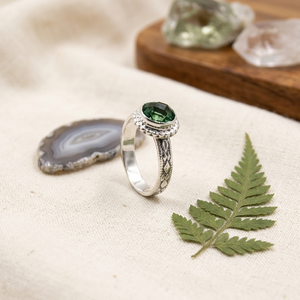Anillo de Amatista Verde de 8mm con Corte Redondo a Cuadros, Anillo de Piedra Preciosa Chapado en Plata Hecho a Mano, Anillo de Diseño, Joyería Boho, Latón Sin Níquel - Product Image 1