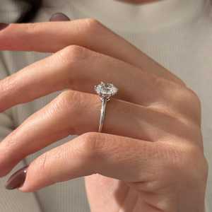 Bague de fiançailles en or blanc avec diamant rond brillant de laboratoire de 2 carats E VVS2, halo caché, certifiée IGI - Product Image 4