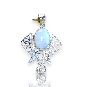 Colgante de Diseño de Elefante de la Suerte con Piedra de Luna Arcoíris de Corte Ovalado, Hecho de Plata de Ley 925, Joyería al por Mayor - Product Image 1