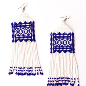 Boucles d'oreilles en perles de verre pour une collection de mode haut de gamme, mettant en valeur des détails faits main soignés et une finition élégante - Product Image 1