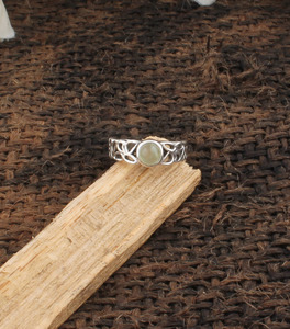 Anillo de Plata de Ley 925 con Prehnita Natural, Engaste Clásico para Bodas y Fiestas, Joyería Personalizada Hecha a Mano para Mujer - Product Image 3
