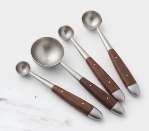 Ensemble de cuillères à mesurer élégantes en acier inoxydable avec manches en bois, outils de cuisine résistants à la chaleur, parfaits pour une cuisson précise - Product Image 1