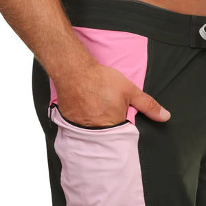 Shorts de bain rayés pour hommes à taille mi-haute avec logo personnalisé, respirants, séchage rapide, imperméables, écologiques, extensibles dans quatre directions - Product Image 5