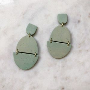 Boucles d'oreilles en résine haut de gamme, élégantes, faites à la main, avec des perles, pour les fêtes, les occasions décontractées, les tenues festives, durabilité longue durée - Product Image 2