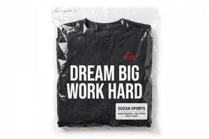 เสื้อยืดคอกลมแขนสั้นสีดำสำหรับผู้ชาย ทรงปกติ ผ้าโพลีเอสเตอร์ สวมใส่สบาย พิมพ์ลายตัวอักษร สไตล์ลำลอง - Product Image 3