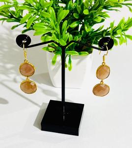 Élégantes boucles d'oreilles clous en pierre précieuse naturelle pêche, serties clos, plaquées or, bijoux de mode indiens pour femmes, mariages et fêtes - Product Image 2