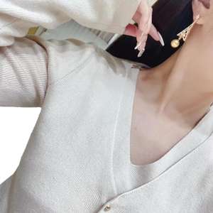 Boucles d'oreilles pendantes en perles d'eau douce de 7-8 mm au tempérament élégant de Qiao Mei, plaquées or 14 carats, design simple, vente en gros - Product Image 5