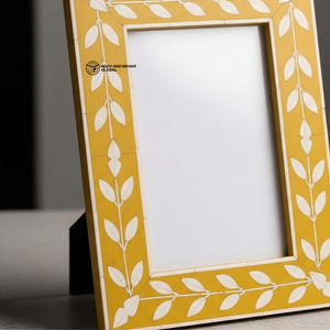 Marco de Fotos Floral Amarillo Hecho a Mano para Mesa, Marco Minimalista con Incrustaciones Florales en Acabado Amarillo - Product Image 4