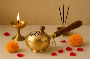 Quemador de incienso religioso de latón con mango de madera y tapa de parrilla |   Quemador de Loban Dhoop Ecológico Hecho a Mano |   Fragancia Decorativa para el Hogar - Product Image 3