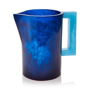 Jarra de agua azul de resina con asa, 1 litro, apta para lavavajillas, utensilio de cocina para servir en el hogar o en fiestas. - Product Image 1