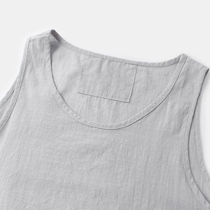 Débardeur rose sans manches à col rond pour femme avec passepoil noir, respirant, séchage rapide, logo frontal – Idéal pour l'entraînement estival et les loisirs - Product Image 3