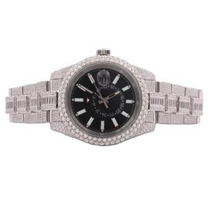 Montre de luxe personnalisée en or blanc avec diamants ronds pour homme, cadran noir entièrement pavé de moissanite argentée, montre-bracelet sertie de diamants - Product Image 1