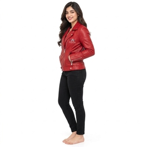 Chaqueta de cuero clásica para mujer, hecha con material resistente y construcción cómoda, que ofrece costuras impecables, duradera y suave al tacto. - Product Image 2