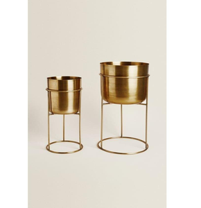 Jardinière décorative en métal finition or, fabrication artisanale de Moradabad, révèle un savoir-faire de qualité supérieure, élégance discrète pour l'utilisation en jardin. - Product Image 1