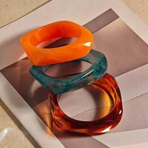 Brazalete de Resina Premium Hecho a Mano con Patrón Abstracto Único, Joyería Moderna de Moda - Product Image 3