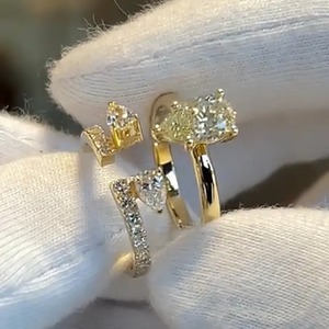 Anillo de compromiso solitario de moissanita 925 de oro amarillo con corte de pera y banda de boda abierta con corte de pera para exportación al por mayor - Product Image 3