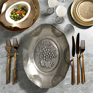 Plateau de service Offre Spéciale en métal brillant avec gaufrage géométrique adapté aux salles à manger modernes et aux réunions de vacances - Product Image 5