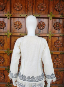 Blusa de mujer de yute y algodón tejido con cuello redondo, manga larga, estampado en bloques y flecos. Diseños y colores personalizados disponibles. - Product Image 2