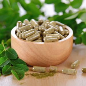 Capsules d'extrait de feuille de Moringa, supplément à base de plantes sans solvant, poudre verte naturelle, qualité alimentaire, Maharashtra, pour toutes les saisons - Product Image 1