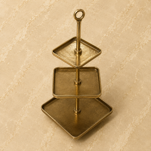 Soporte de Servicio Metálico de Tres Niveles con Acabado Dorado Vintage y Bandejas Cuadradas, Organizador de Exhibición que Ahorra Espacio para Postres, Bocadillos y Decoración - Product Image 2