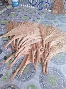 ไม้กวาดมะพร้าวธรรมชาติสำหรับทำความสะอาดสวนหลังบ้าน ยาว 120 ซม. ด้ามไม้แห้ง เป็นมิตรกับสิ่งแวดล้อม ทนทาน ใช้กวาดใบไม้ - Product Image 1