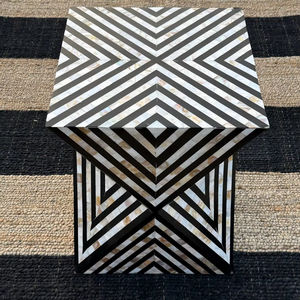 โต๊ะลิ้นชักฝังกระดูก ILAHI พร้อมขาตั้งทองเหลือง ดีไซน์ทันสมัย ตกแต่งด้วยหินอาเกต จัดเก็บได้สามชั้น เฟอร์นิเจอร์พกพาสำหรับบ้าน - Product Image 1