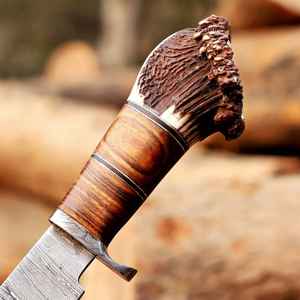 Couteaux de chasse en acier Damas faits main sur mesure de qualité supérieure avec manche en corne, finition polie, qualité industrielle, pour le camping en plein air, avec étui. - Product Image 2