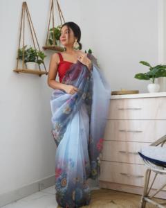 Sari de organza de seda de diseño con hermoso estampado floral, con trabajo de hilo de viscosa en el borde y blusa de seda cruda. - Product Image 5