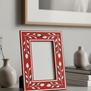 Cadre photo artisanal de luxe en os incrusté de motifs floraux rouges - Product Image 2