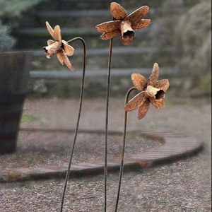 Piquet de jardin en métal rustique élégant en forme de narcisse, sculpture florale artistique pour décoration extérieure - Product Image 1