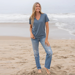 T-shirt pour femme à manches courtes et col en V, bleu crépusculaire, en polyester/coton, toile écologique, design unique, doux, respirant et de qualité supérieure - Product Image 4