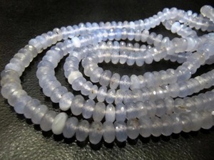 Perles de chalcédoine naturelle lavande facettées rondes de 8 mm, vendues par brin de 8 pouces de long - Product Image 1