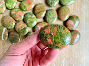 Venta al por mayor Unakite Palmstone tallado piedra semipreciosa para bolsillo Reiki meditación Feng Shui estilo bolsillo curación - Product Image 2