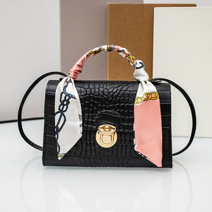 Bolso de hombro tipo mensajero para mujer, moderno, cuadrado, con una sola correa, forro de poliéster, cierre de cremallera, cadena con letras y diseño de rombos, 1L - Product Image 3