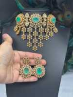 Parure de collier ras-du-cou et boucles d'oreilles pendantes en laiton vert menthe de qualité supérieure, plaqué or antique, bijoux de luxe indiens pour femme pour les soirées