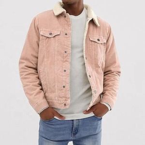 Chaqueta de pana rosa claro para hombre, estilo camionero, forro de sherpa, cierre de botones, manga larga, corte regular, cálida, informal, para invierno. - Product Image 1