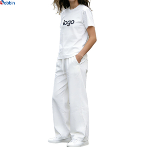Ensemble de survêtement hip-hop personnalisé pour femme avec logo, manches courtes, col rond, coupe ample, pantalon à cordon de serrage, longueur intégrale, respirant, idéal pour l'été - Product Image 1