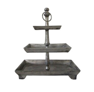 Présentoir rectangulaire à 3 niveaux en métal galvanisé style ferme avec poignée pour la décoration intérieure, les fêtes et les événements - Product Image 1