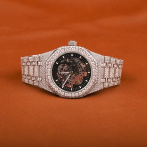 Montre de luxe Aurevail VVS Moissanite en or, entièrement sertie de pierres, boîtier rond, cadran noir, chiffres romains, lunette cannelée, bracelet Horizon Link - Product Image 1