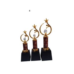 Trofeos deportivos de Metal de alta calidad, fabricante de placas de copa de premio para competiciones de Bádminton de cricket de fútbol universitario escolar - Product Image 1