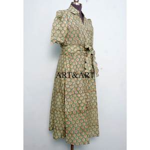 Robe midi florale Kangura pour femme, 100 % coton écologique, style Kangura, col en V, manches courtes, boutons décoratifs, lavable. - Product Image 5