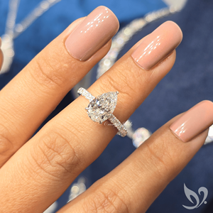 Anillo de Compromiso con Diamante Cultivado en Laboratorio, Corte Pera, 2CT, Certificado por IGI |   Anillo de oro macizo de 10 quilates con halo oculto - Product Image 5