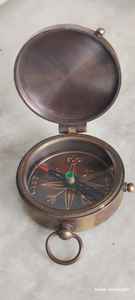 Brújula de Bolsillo de Latón Antiguo Pulido en Estuche de Madera |   Instrumento de Navegación Náutica |   Regalo de Decoración Vintage - Product Image 5