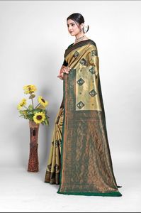 Sari en soie Banarasi traditionnel, tissé avec des fils dorés Zari, sari de mariage indien disponible au prix de gros - Product Image 3